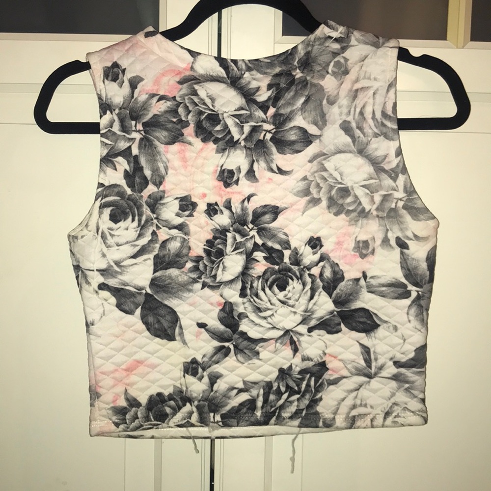 Really cute crop top - Picture 3 of 3